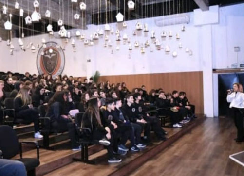 Auditório com alunos durante encontro sobre socioemocional conduzido por Katia Reis
